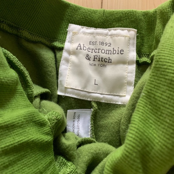 Sweatshirt - Picture 2 of 6